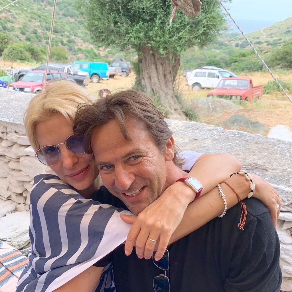 Αυτή ήταν η επίμαχη φωτογραφία και αν θέλετε τη γνώμη μας ξεχειλίζει από αγάπη. Φαίνεται εξάλλου στο πρόσωπο τόσο του Μάκη Παντζόπουλου, όσο και της Ελένης Μενεγάκη.