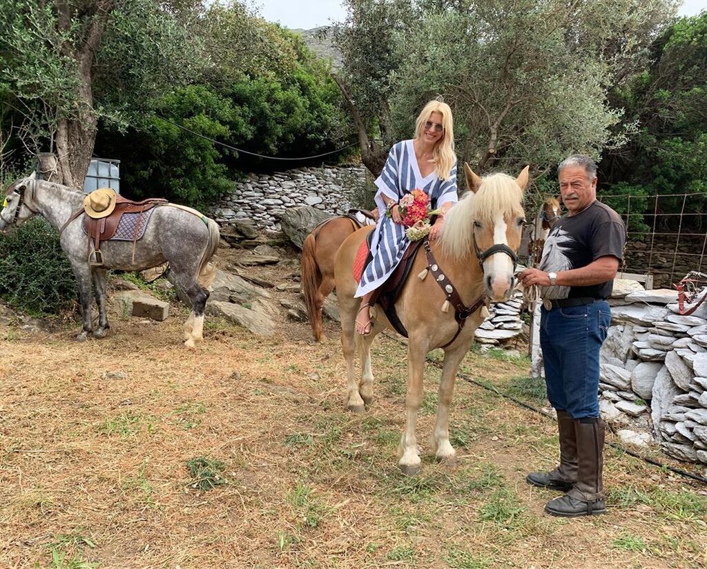 Αργά το βράδυ του Σαββάτου ωστόσο, ευχήθηκε «Καλό μήνα» με αυτή τη φωτογραφία. Η ίδια όπως μπορείτε να δείτε είναι επάνω στο άλογο και η αγκαλιά της είναι γεμάτη λουλούδια. Όσο για το εάν είναι ευτυχισμένη; Αυτό φαίνεται από τα χαρακτηριστικά του προσώπου