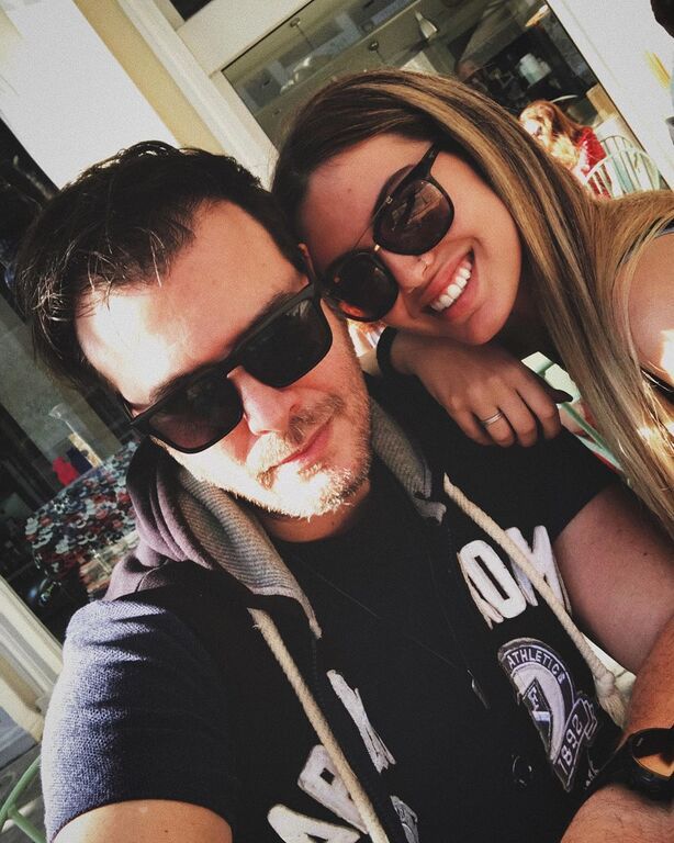 Η Δανάη Λιβιεράτου, έχει κληρονομήσει το ταλέντο του πατέρα της, Λάμπη και έχει μια υπέροχη φωνή.