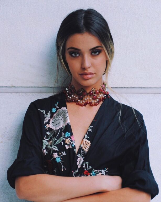 που θυμίζουν πολύ τη μητέρα της, Εύη Αδάμ,όταν έκανε τα πρώτα της επαγγελματικά βήματα στο modelling. 