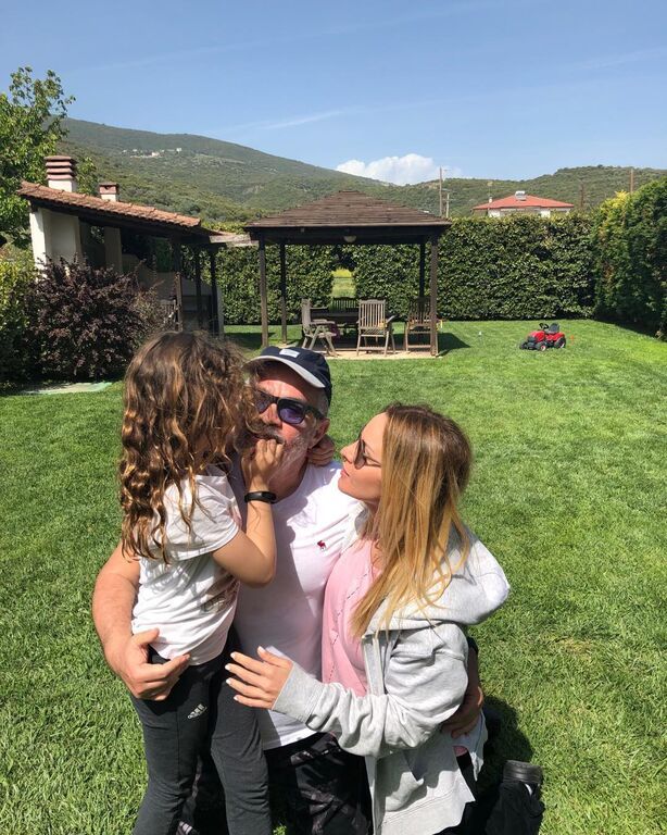 Οικογενειακές στιγμές ευτυχίας για την οικογένεια Λύρα.