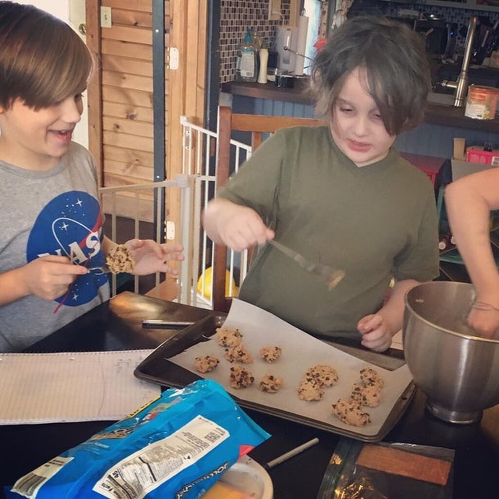 Βοηθούν στις δουλειές του σπιτιού ( τα μεγαλύτερα πάντα).