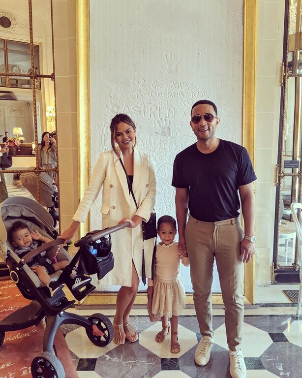 Σε ένα άλλο ποστ παρακάτω η σύζυγός του John Legend απάντησε ξανά γράφοντας: «Κάθε μέρα το βλέπω και εγώ η ίδια όταν βγαίνω από την ντουζιέρα, δεν χρειάζομαι κάποιον να μου το υπενθυμίζει!».