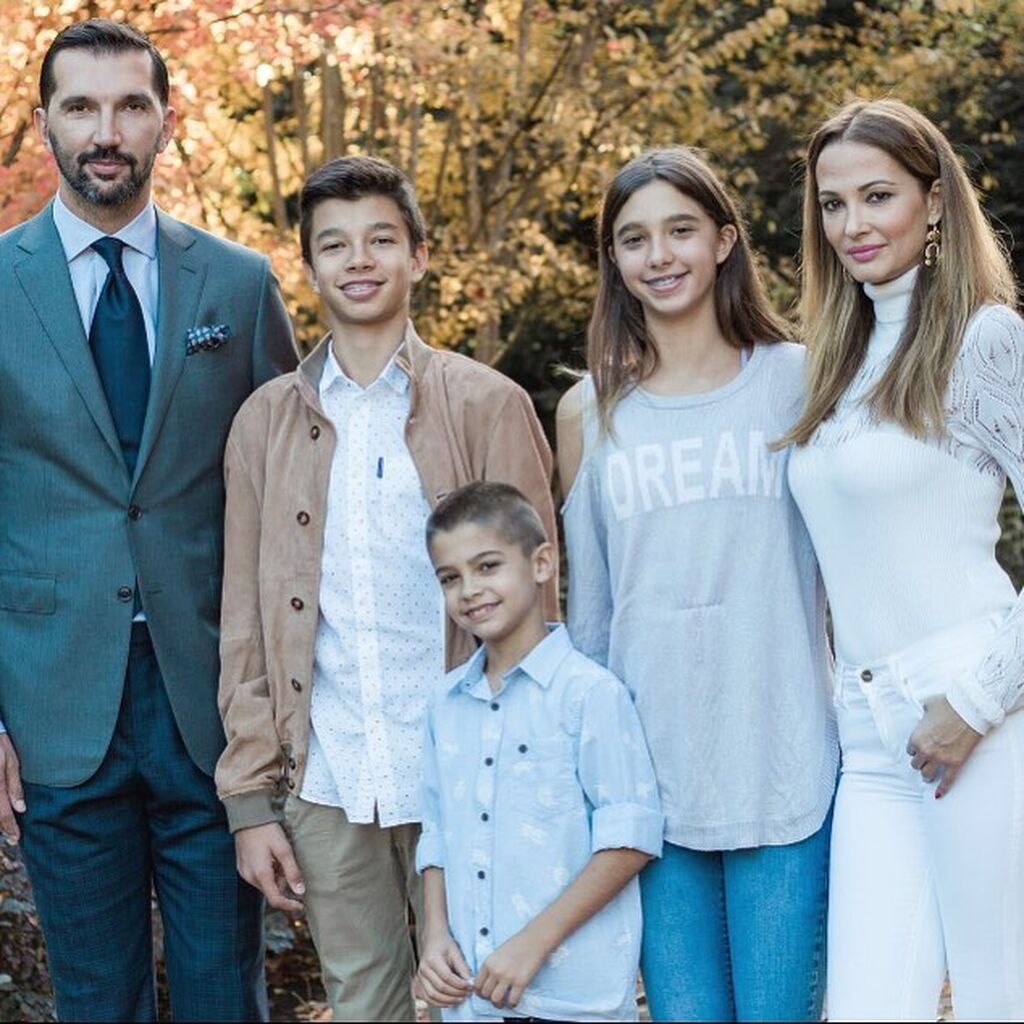 ΗΑλέκα Καμηλά με τον σύζυγό  της και τα τρία τους παιδιά 