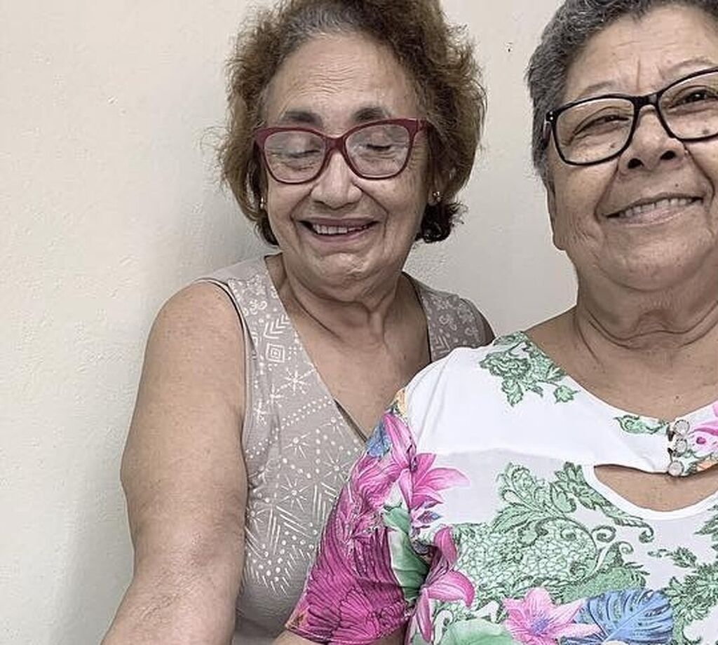 Συμβολίζει τις ώρες που απολαμβάνουν μαζί , πίνοντας ένα ποτό και κουβεντιάζοντας για όλα όσα τις απασχολούν ( καλά και άσχημα).