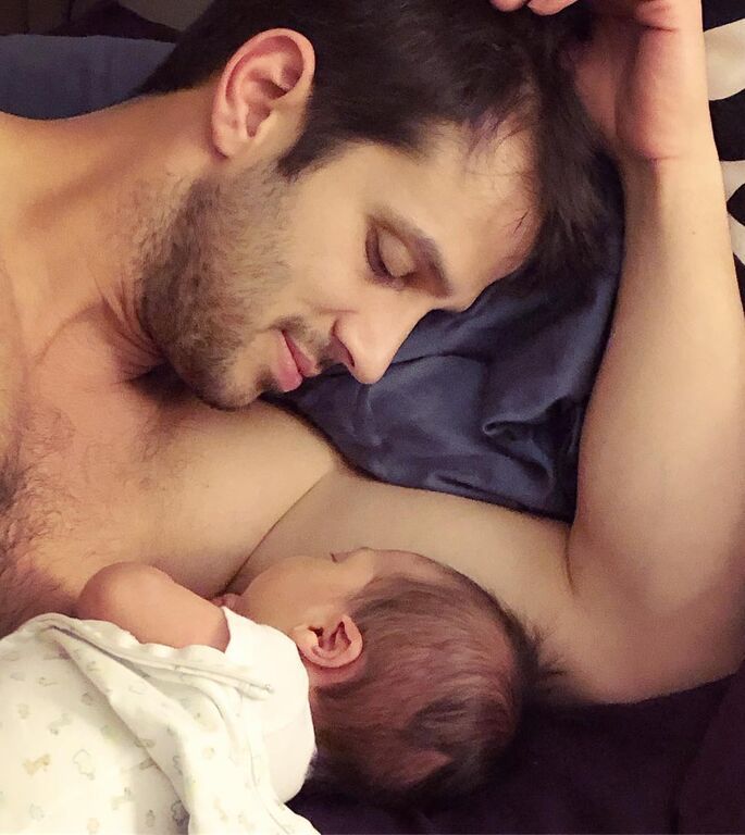 Ο σύζυγός της με το νεογέννητο 