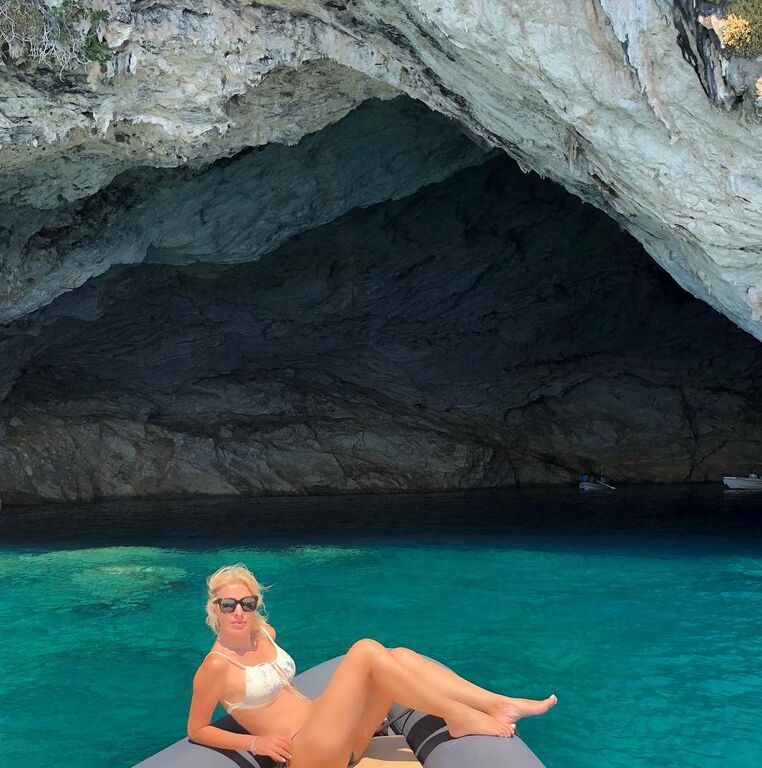 Ελένη Μενεγάκη: Βουτιές, πόζες και παιχνίδια στην παραλία (pics)