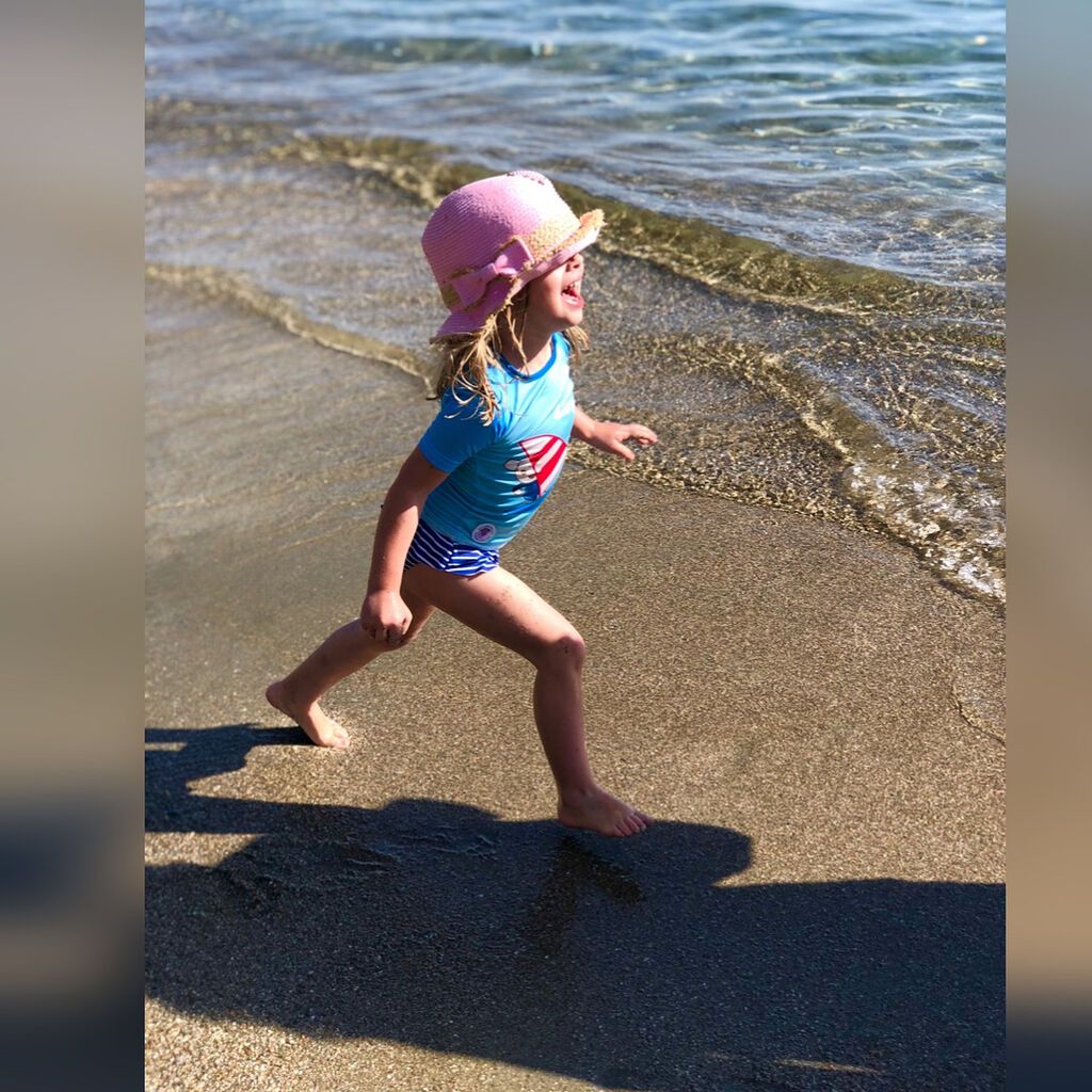 Ελένη Μενεγάκη: Βουτιές, πόζες και παιχνίδια στην παραλία (pics)