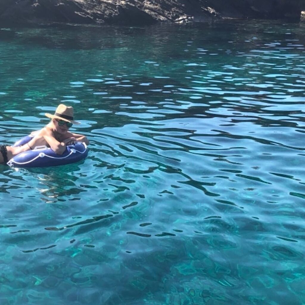 Ελένη Μενεγάκη: Βουτιές, πόζες και παιχνίδια στην παραλία (pics)