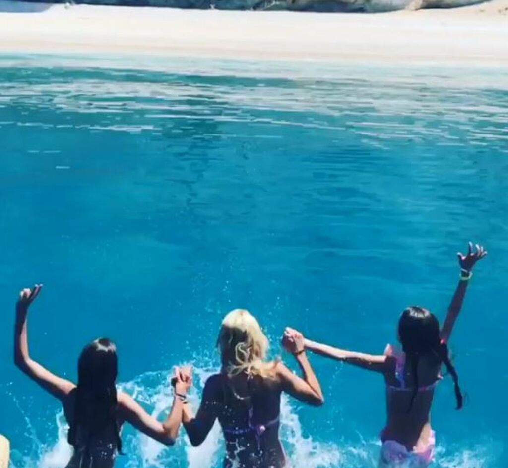 Ελένη Μενεγάκη: Βουτιές, πόζες και παιχνίδια στην παραλία (pics)