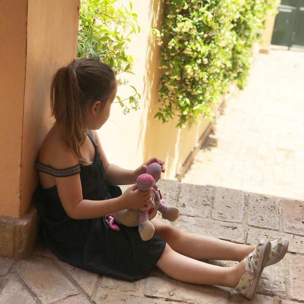 Σε αυτή τη στάση απαθανάτισε την μεγάλη της κόρη:" Στοχάζεται; Ρεμβάζει; Στεναχωριέται; Παρατηρεί; Χαλαρώνει; Γιατί τα κορίτσια είμαστε τόσο κομπλικέ που δεν μας καταλαβαίνει ούτε η μάνα μας;!; " αναρωτήθηκε και την καταλαβαίνουμε απόλυτα. 