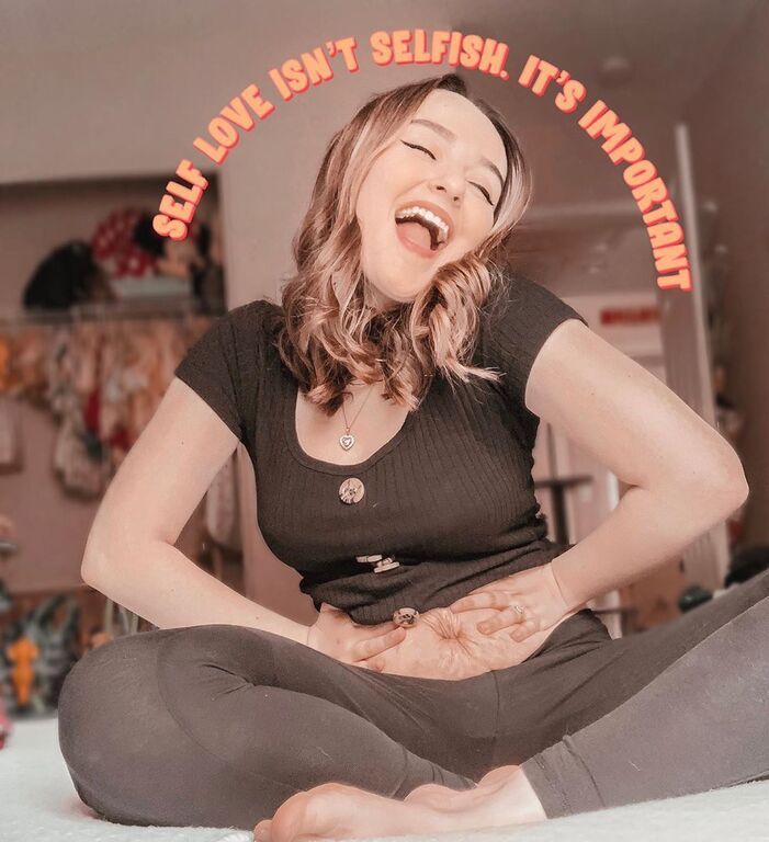 "Αποφάσισα να αγαπάω τον εαυτό μου γιατί το χαλαρό δέρμα και οι ραγάδες δεν με καθορίζουν."