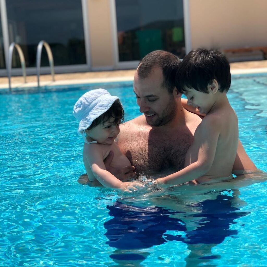 "Χρόνια πολλά στο μεγάλο αγόρι της παρέας! Χρόνια σου πολλά μπαμπάς μας! Ούτε εγώ ήξερα ή φανταζόμουν ποσό καλός μπαμπάς θα ήσουν...! ", έγραψε η Ελένη Καρποντίνη με αφορμή τη Γιορτή του Πατέρα.