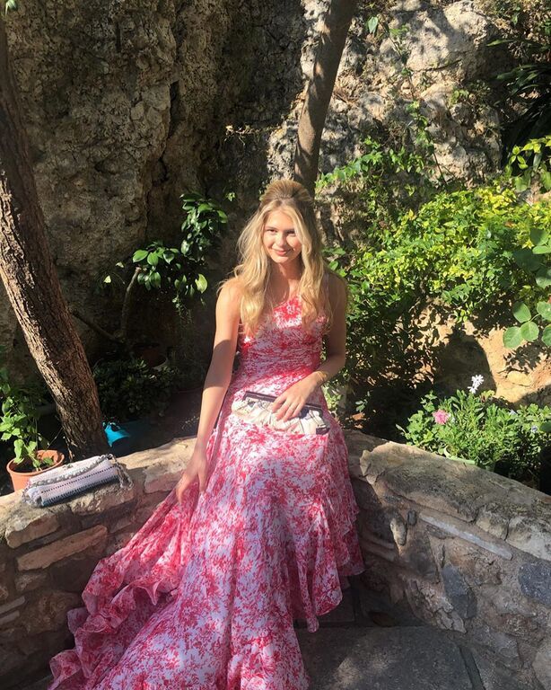 Η Αμαλία επέλεξε ένα όμορφο αέρινο φόρεμα στις αποχρώσεις του λευκού και του κόκκινου...