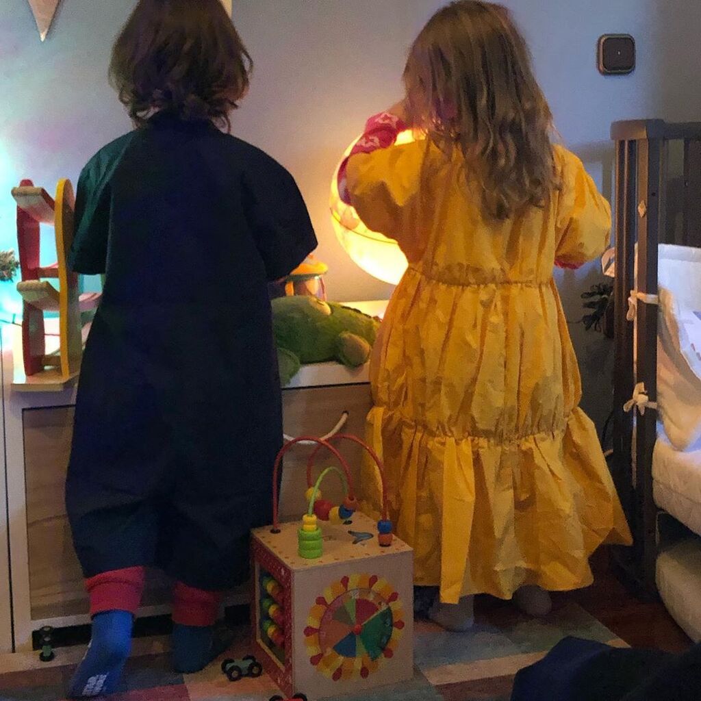 Για το τέλος σας αφήσαμε το παιδικό δωμάτιο των διδύμων της Ρούλας Ρέβη και του Αποστόλη Τότσικα, όπου οι γήινοι τόνοι και το ξύλο φαίνεται να κυριαρχούν και εδώ.