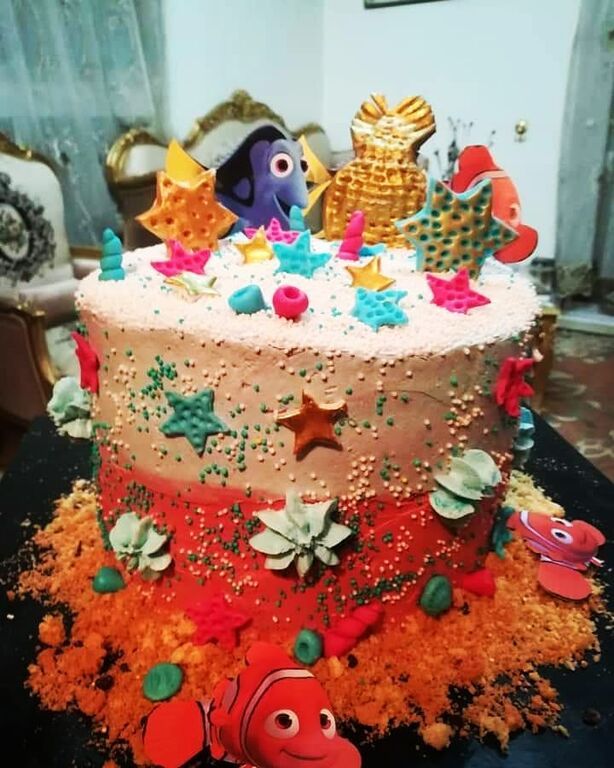 Μία τούρτα με πολλά και έντοντα χρώματα και πρωταγωνιστή το... Νέμο!