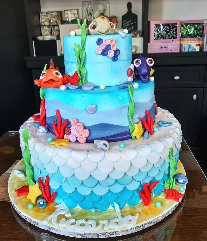 Ψαράκια, χελωνάκια, φύκια, κυματάκια, όλα μαζί συνθέτουν μία παιχνιδιάρικη και "χαρούμενη" τούρτα. 