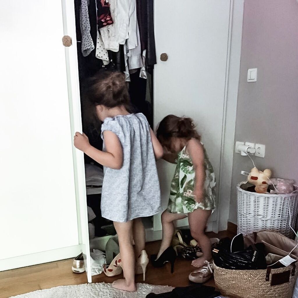  Οι κόρες της δημοσιογράφου, έκαναν επιδρομή στην ντουλάπα της και φόρεσαν τα παπούτσια της