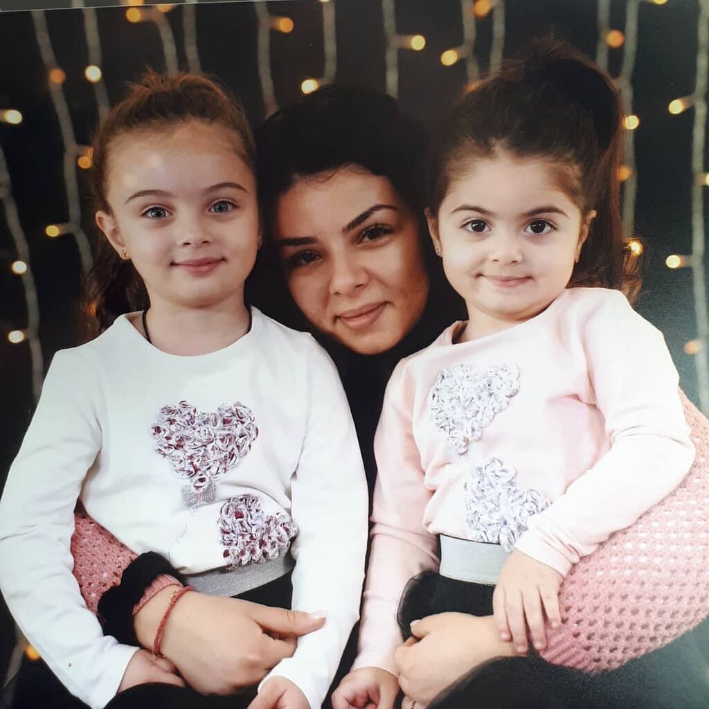 Εδώ με την μητέρα της και την αδελφή της.