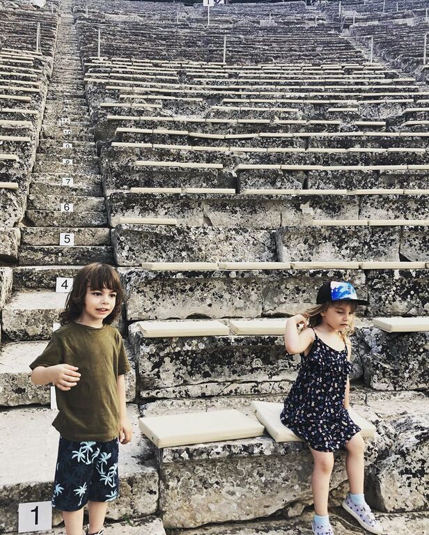 Η Ρούλα Ρέβη και ο Αποστόλης Τότσκας επισκέφτηκαν με τα παιδιά τους την Επίδαυρο. 