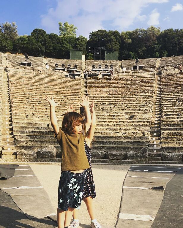 Η Ρούλα Ρέβη και ο Αποστόλης Τότσκας επισκέφτηκαν με τα παιδιά τους την Επίδαυρο. 