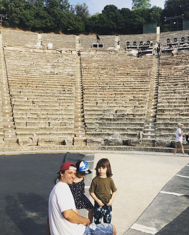 Η Ρούλα Ρέβη και ο Αποστόλης Τότσκας επισκέφτηκαν με τα παιδιά τους την Επίδαυρο. 