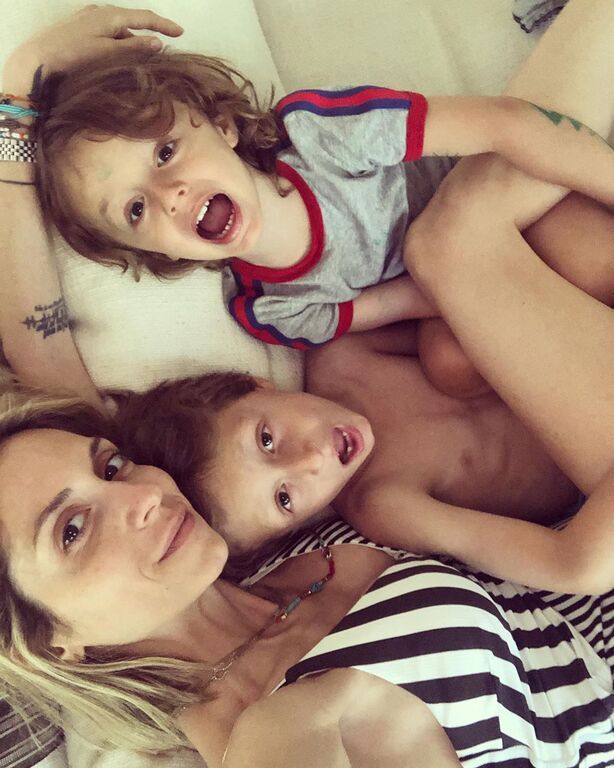 Η φωτογραφία που ανέβασε στο Instagram της χθες το απόγευμα. Η γνωστή μαμά ποζάρει με τους δύο γιους της και σχολιάζει "εκεί όπου ανήκω..."