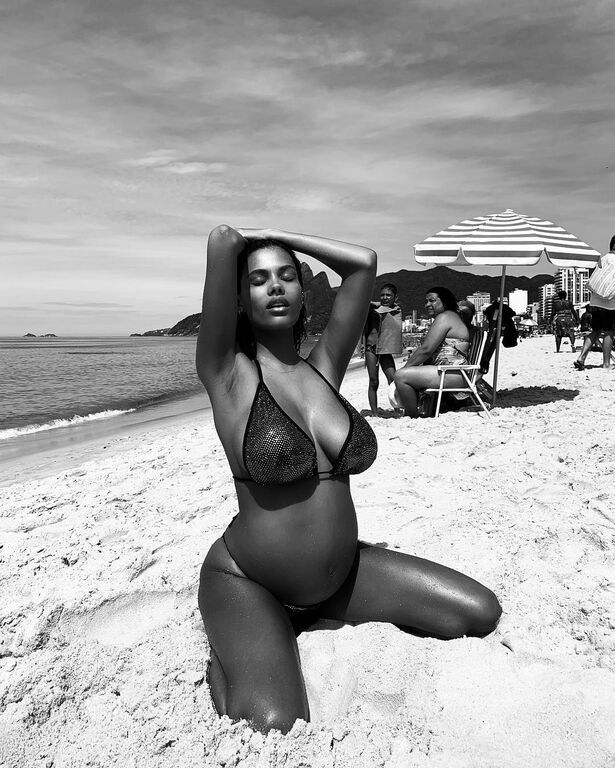 Στο νέο video clip των Pink Noise η Tina Kunakey προκαλεί εγκεφαλικά (vid)