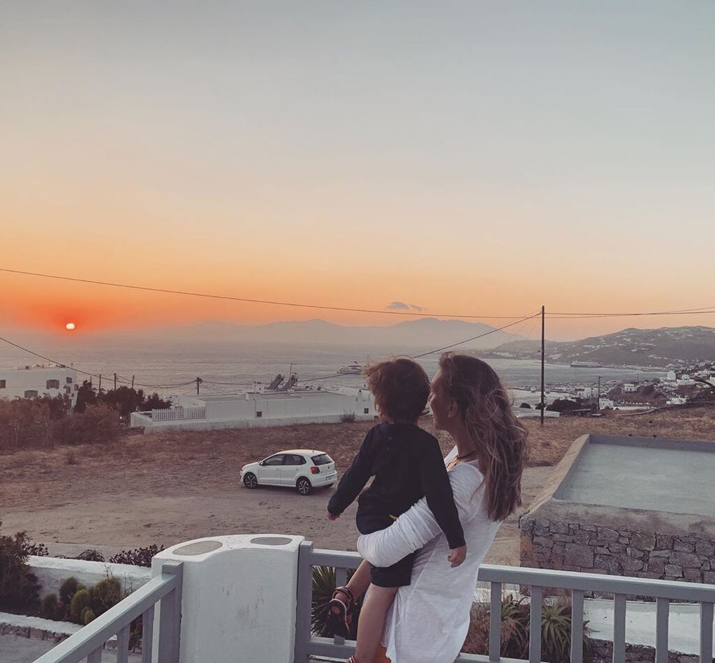 Όπως βλέπετε, μαμά και γιος είναι αχώριστοι!