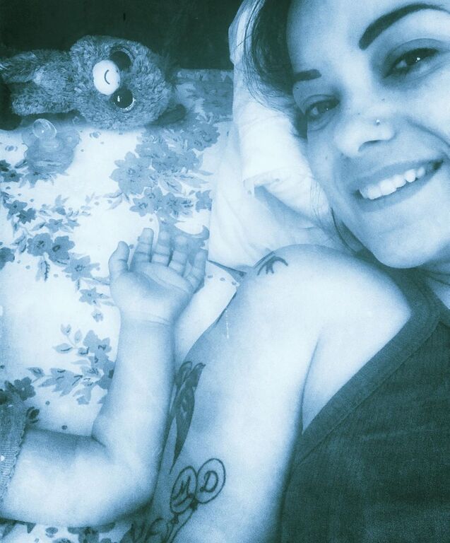 Μαζί της περνά όσον το δυνατόν περισσότερο χρόνο μπορεί.