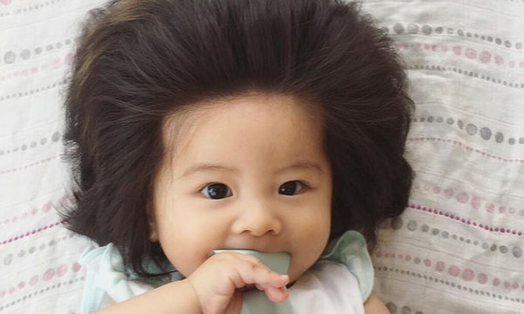 Είναι μόλις 5 μηνών και τα μαλλιά της φτάνουν στον ώμο - Το σχόλιο της μαμάς της που ξάφνιασε (pics)