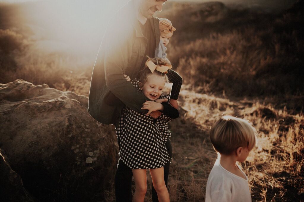 Πώς μοιάζει να έχεις 4 παιδιά και όλα κάτω των 3 ετών; Έτσι! (vid)