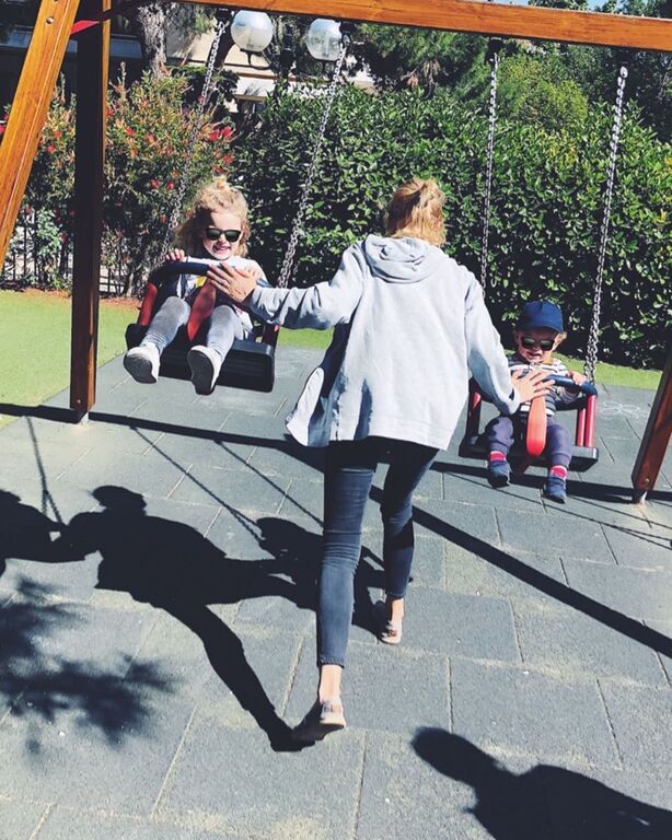 Λατρεύει τα παιδιά της Μπιάνκα και Κάρολο που τα έχει 