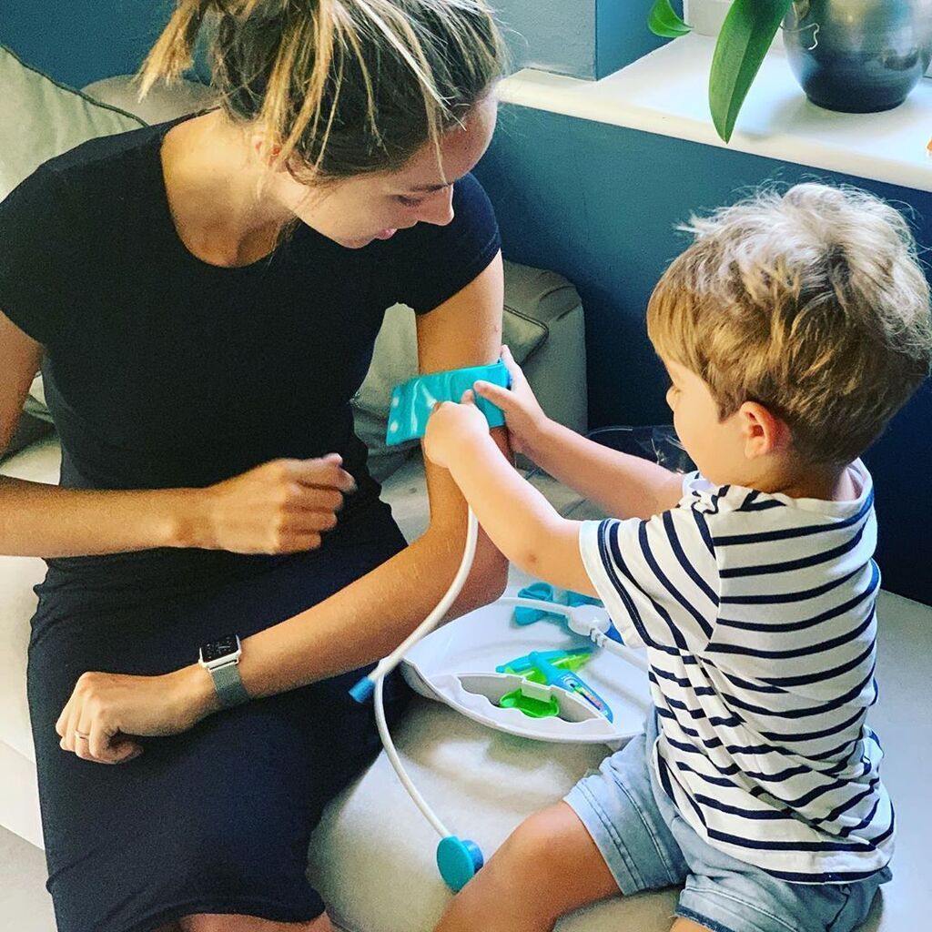 « Μμμ αναρωτιέμαι τι θέλει να γίνει όταν μεγαλώσει. Dr Theodore James ακούγεται καλό νομίζω», σχολίασε με χιούμορ ο διάσημος τραγουδιστής στον προσωπικό του λογαριασμό στο Instagram. 