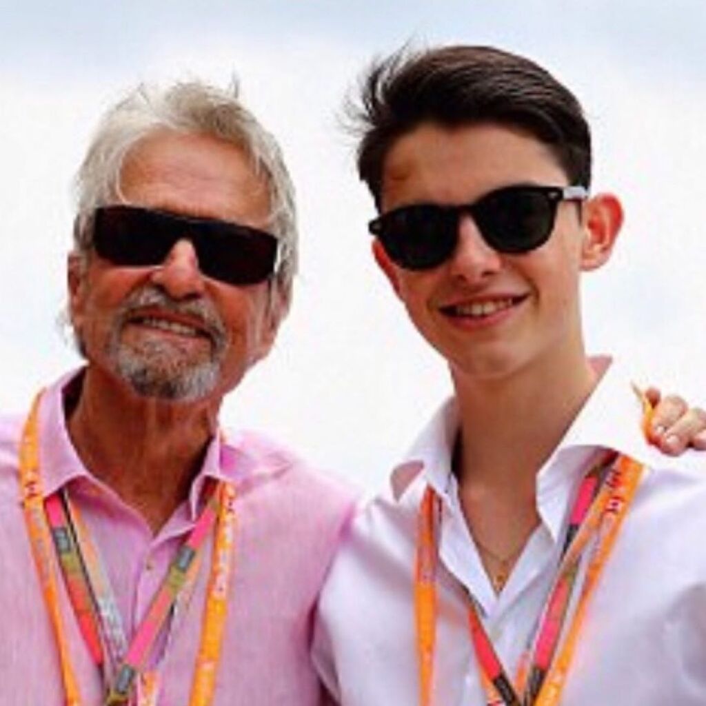 Αντίστοιχα την ημέρα της Γιορτής του Πατέρα έκανε μία πολύ τρυφερή ανάρτηση για τον μπαμπά του και ανεβασε αυτή τη φωτογραφία. "Δεν μπορω να σου περιγράψω πόσα πολλά σημαινει για εσένα", "είσαι το πρότυπό μου" είναι μόνο ένα κομμάτι από το πολύ τρυφερό μή