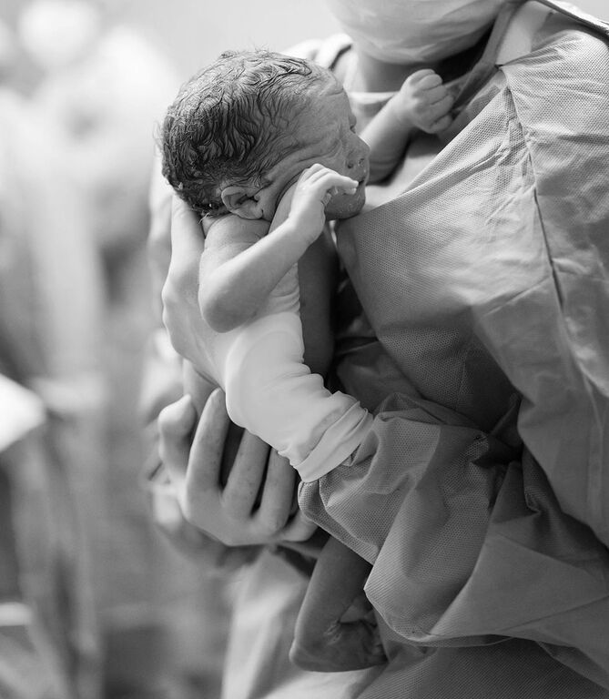 Οι μοναδικές στιγμές της γέννας μέσα από ρεαλιστικές φωτογραφίες (pics+ vid) 