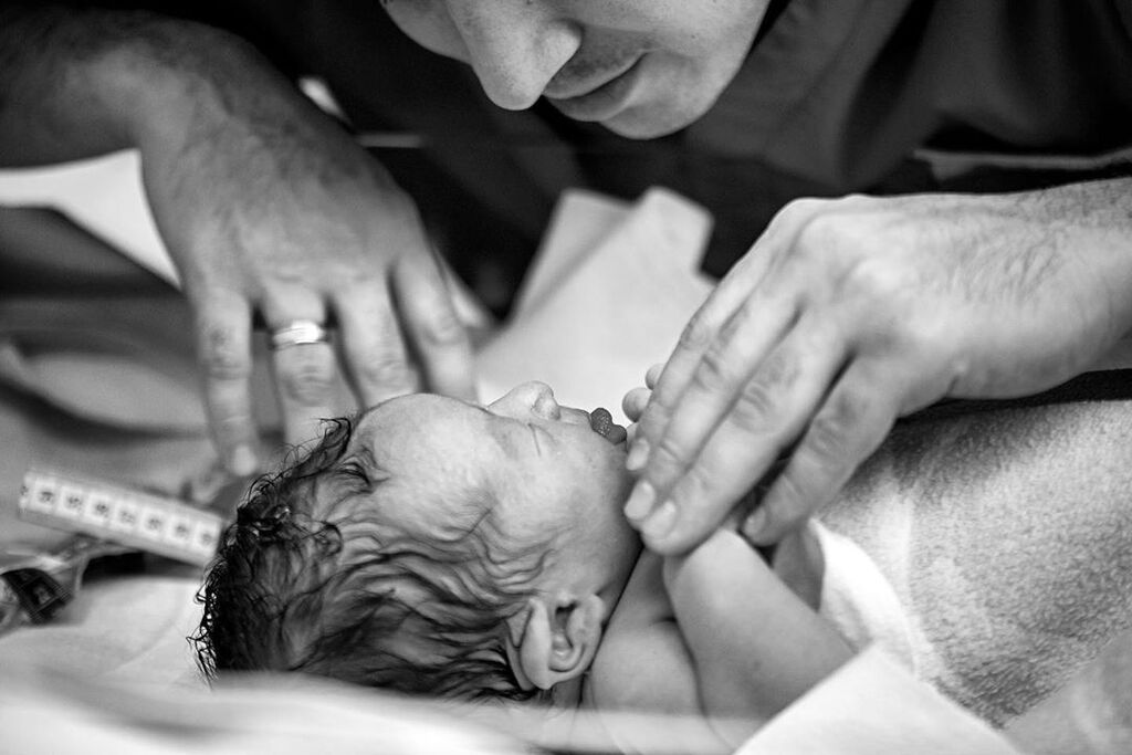 Οι μοναδικές στιγμές της γέννας μέσα από ρεαλιστικές φωτογραφίες (pics+ vid) 