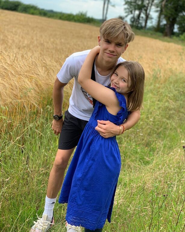 Romeo Beckham: «Χαρούμενα γενέθλια στην καλύτερη αδερφή του κόσμου. Δεν μπορώ να πιστέψω ότι έγινες 8! Σε αγαπώ και ελπίζω να έχεις την ωραιότερη μέρα σήμερα!».