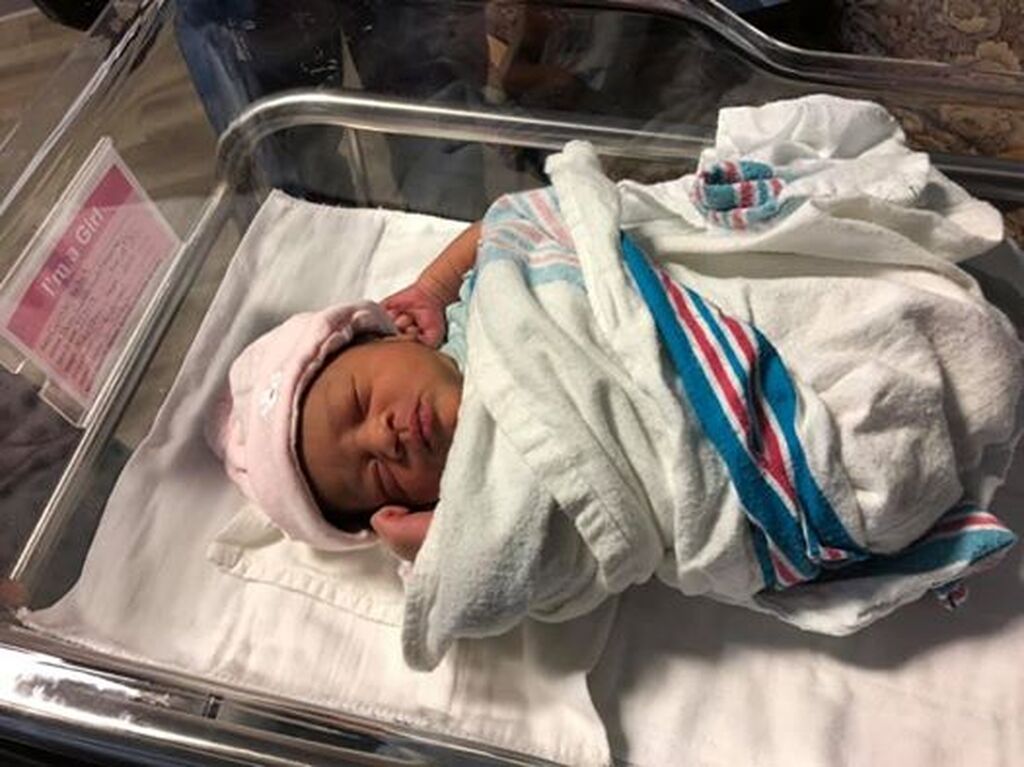 Κι όμως συνέβη! Αδερφές γέννησαν με λίγες ώρες διαφορά ανήμερα των γενεθλίων του μπαμπά τους (pics)