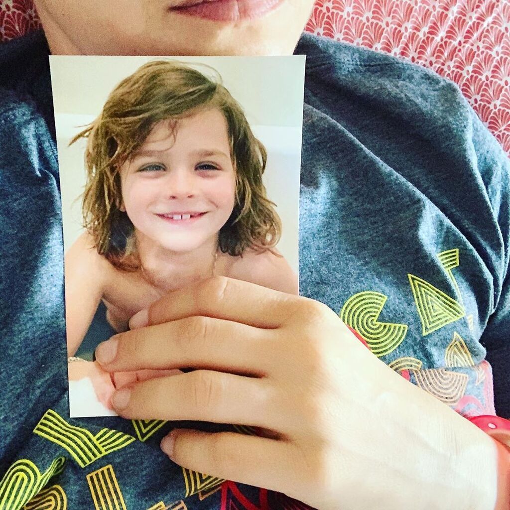 Και αυτή η πρόσφατη φωτογραφία που δείχνει τον γιο της, σχολιάζοντας: «Είμαι εδώ. Δεν είμαι με τον γιο μου. Είμαι σε ένα μέρος που θα γίνω καλύτερα. Πρέπει να το πιστέψω αυτό γνωρίζοντας ότι ποτέ δεν θα ξέρω την αλήθεια. Περίεργο. Βασίζομαι στα πνεύματα α