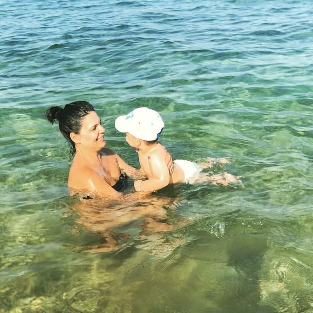 "Το καλύτερο μπάνιο της ζωής μου!!! " σχολίασε η ηθοποιός που δεν έχει μάτια παρά μόνο για τον γιο της