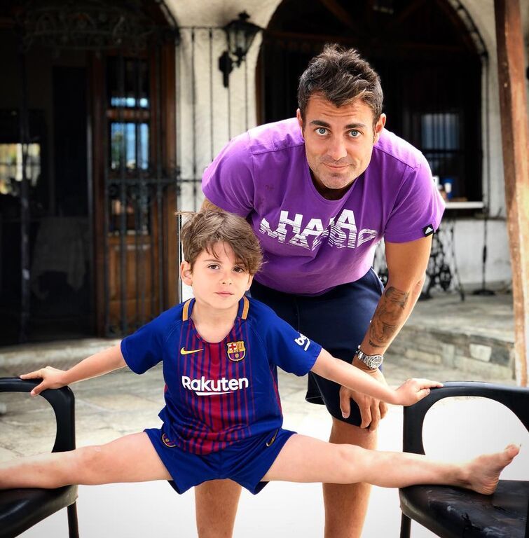 Ο Στέλιος Χανταμπάκης ανεβάζει πολύ συχνά φωτογραφίες με τον γιο του και την κόρη του.  Σε αυτήν τον βλέπουμε με τον γιο του Μανώλη...