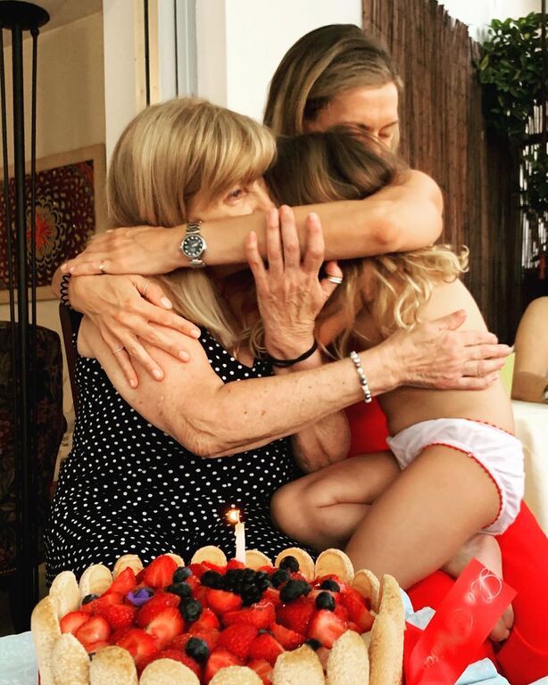 Η Ζέτα Δούκα έχει αδυναμία φυσικά στην κόρη της αλλά και στη μητέρα της.