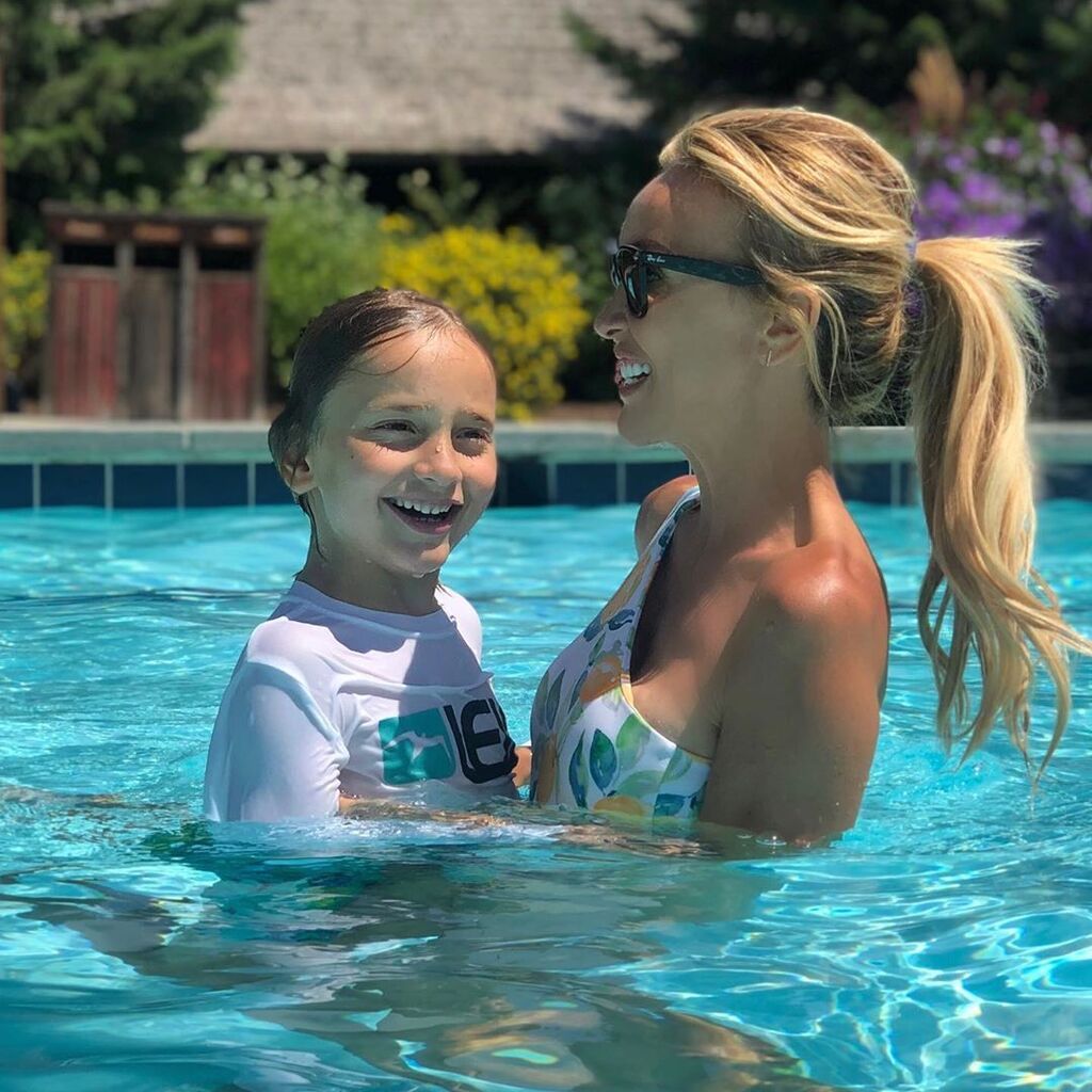 Ο γιος της πλέον είναι 7 ετών, έχει μεγαλώσει πολύ όπως μπορείτε να δείτε κι εσείς από την πρόσφατη φωτογραφία της και μαζί απολαμβάνουν ξέγνοιαστα τις διακοπές τους.