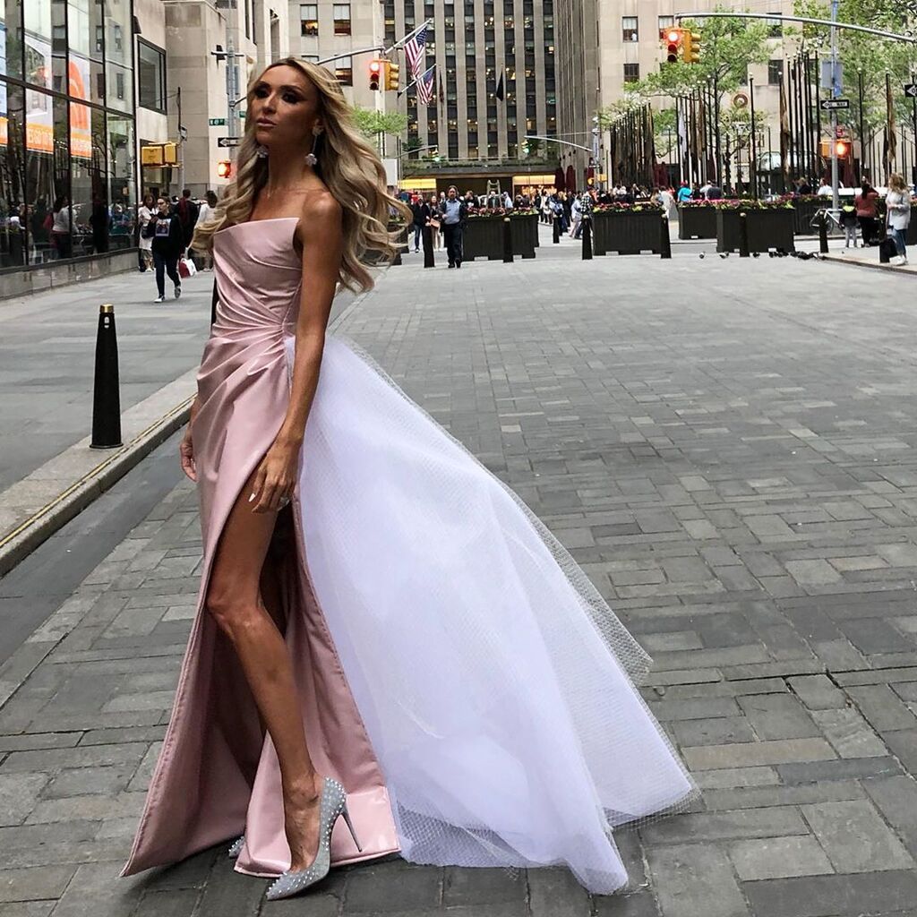 Η ίδια καθημερινά μέσα από τον προσωπικό της λογαριασμό στο Instagram, ενθαρρύνει τις γυναίκες να ελέγχουν οποιεσδήποτε αλλαγές στο στήθος τους, καθώς η έγκαιρη διάγνωση του καρκίνου του μαστού, είναι ιδιαίτερα χρήσιμη για την θεραπεία του.