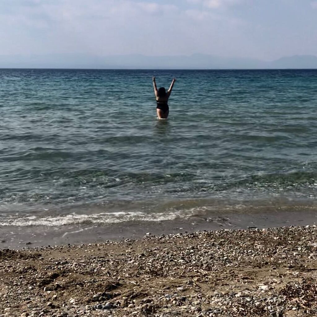 Δανάη Μπάρκα: Όλες οι φορές που είδαμε με μαγιό και χωρίς ρετούς την κόρη της Σταυροπούλου! 