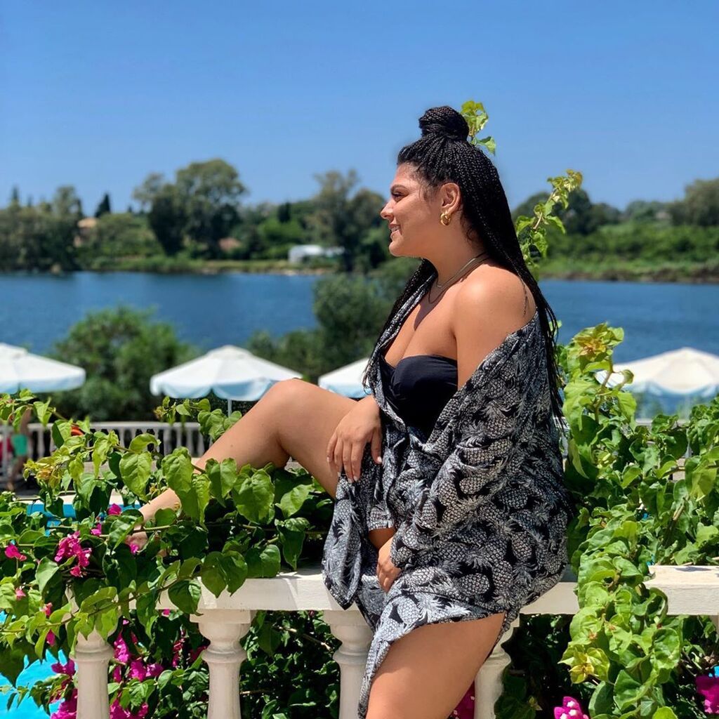 Δανάη Μπάρκα: Όλες οι φορές που είδαμε με μαγιό και χωρίς ρετούς την κόρη της Σταυροπούλου! 