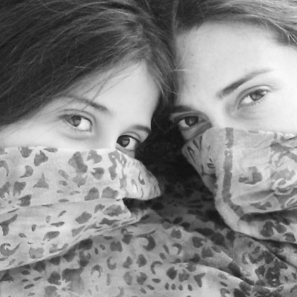 Μαρία Λεκάκη - Οι περισσότεροι τη γνωρίσαμε τη δεκαετία του '90 ως Πέγκυ Καρά στην πολύ επιτυχημένη σειρά "Κωνσαντίνου & Ελένης". Έκτοτε πρωταγωνίστησε σε πολλές ακόμα σειρές αλλά πάντα η Μαρία Λεκάκη ήταν αρκετά χαμηλών τόνων και προσγειωμένη. Σήμερα η η