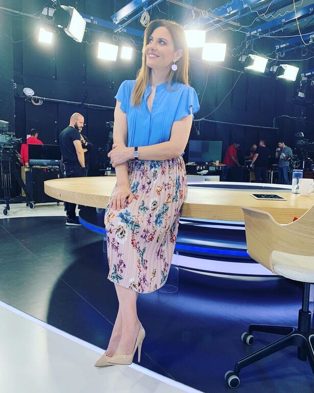 Φαίη Μαυραγάνη - Η σύζυγος του  Νίκου Μάνεση είναι η προσωποποίηση της ηρεμίας και της γοητείας. Τόσο η ίδια όσο και ο σύζυγός της, παρόλο που είναι αναγνωρίσιμα και δημοφιλή πρόσωπα, έχουν φροντίσει να κρατήσουν την οικογένειά τους μακριά από τα φώτα της