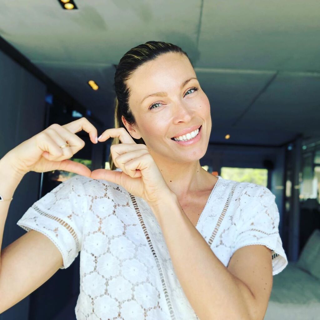 Μαριέτα Χρουσαλά - Η ζωή της μοιάζει με παραμύθι παρόλα αυτά το όμορφο μοντέλο είναι ιδιαίτερα προσγειωμένο και χαμηλών τόνων. Η Μαριέτα Χρουσαλά απολαμβάνει την ήρεμη οικογενειακή ζωή και αν και έχει λογαριασμό στο Instagram (@mariettachrousala) σπάνια α